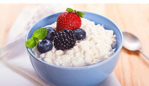 Bowl of cottage cheese with berries on top