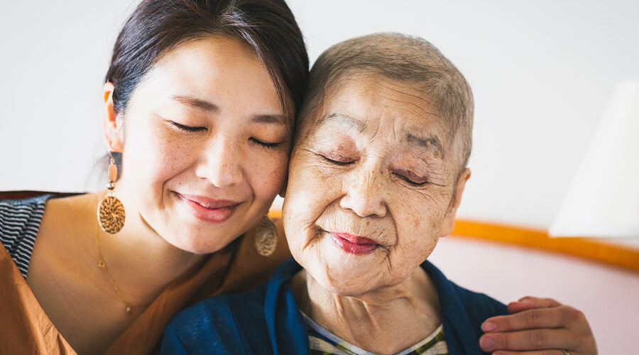 Daugher hugging mom with cancer
